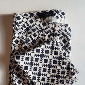 Ankle toothpick patterned jeans